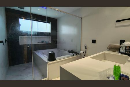 Casa de condomínio para alugar com 500m², 5 quartos e 4 vagas Casa de condomínio para alugar com 500m², 5 quartos e 4 vagasBanheiro da Suíte 4