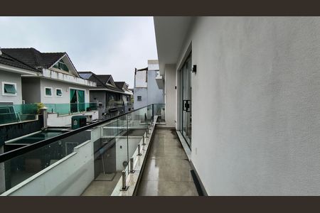 Casa de condomínio para alugar com 500m², 5 quartos e 4 vagas Casa de condomínio para alugar com 500m², 5 quartos e 4 vagasVaranda da Suíte 1