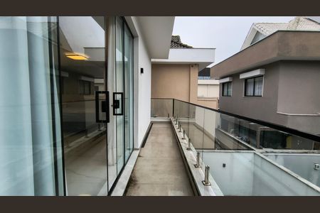 Casa de condomínio para alugar com 500m², 5 quartos e 4 vagas Casa de condomínio para alugar com 500m², 5 quartos e 4 vagasVaranda da Suíte 1