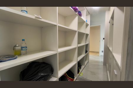 Casa de condomínio para alugar com 500m², 5 quartos e 4 vagas Casa de condomínio para alugar com 500m², 5 quartos e 4 vagasCloset da Suíte 3