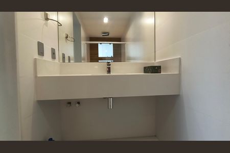 Casa de condomínio para alugar com 500m², 5 quartos e 4 vagas Casa de condomínio para alugar com 500m², 5 quartos e 4 vagasBanheiro da Suíte 3