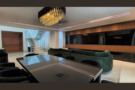 Sala de casa de condomínio para alugar com 5 quartos, 500m² em Recreio dos Bandeirantes, Rio de Janeiro