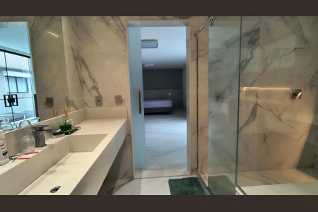 Casa de condomínio para alugar com 500m², 5 quartos e 4 vagas Casa de condomínio para alugar com 500m², 5 quartos e 4 vagasBanheiro da Suíte 1