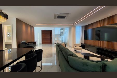 Casa de condomínio para alugar com 500m², 5 quartos e 4 vagas Casa de condomínio para alugar com 500m², 5 quartos e 4 vagasSala