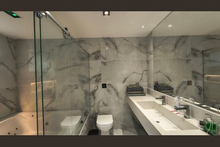 Casa de condomínio para alugar com 500m², 5 quartos e 4 vagas Casa de condomínio para alugar com 500m², 5 quartos e 4 vagasBanheiro da Suíte 1