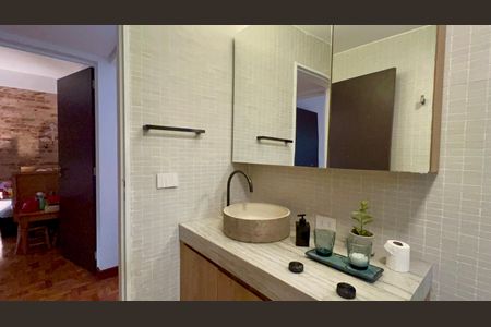 Banheiro de apartamento à venda com 2 quartos, 77m² em Jardim das Bandeiras, São Paulo