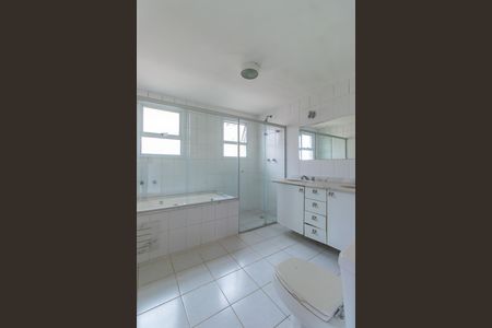 Casa de condomínio para alugar com 550m², 4 quartos e 2 vagas Casa de condomínio para alugar com 550m², 4 quartos e 2 vagasBanheiro do Quarto 2 - Suíte master