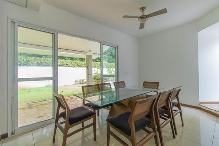 Casa de condomínio para alugar com 550m², 4 quartos e 2 vagas Casa de condomínio para alugar com 550m², 4 quartos e 2 vagasSala de jantar