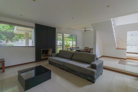 Sala de casa de condomínio para alugar com 4 quartos, 550m² em Vila Hortencia, Cotia