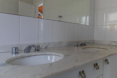 Casa de condomínio para alugar com 550m², 4 quartos e 2 vagas Casa de condomínio para alugar com 550m², 4 quartos e 2 vagasBanheiro do Quarto 2 - Suíte master
