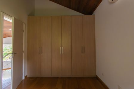 Casa de condomínio para alugar com 550m², 4 quartos e 2 vagas Casa de condomínio para alugar com 550m², 4 quartos e 2 vagasQuarto 1 - Armários