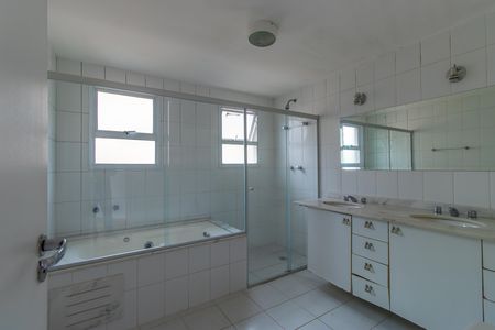 Casa de condomínio para alugar com 550m², 4 quartos e 2 vagas Casa de condomínio para alugar com 550m², 4 quartos e 2 vagasBanheiro do Quarto 2 - Suíte master