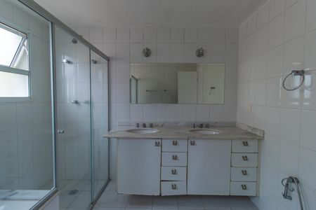 Casa de condomínio para alugar com 550m², 4 quartos e 2 vagas Casa de condomínio para alugar com 550m², 4 quartos e 2 vagasBanheiro do Quarto 2 - Suíte master