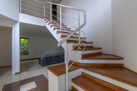 Casa de condomínio para alugar com 550m², 4 quartos e 2 vagas Casa de condomínio para alugar com 550m², 4 quartos e 2 vagasEscada