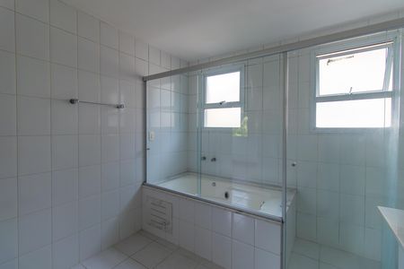 Casa de condomínio para alugar com 550m², 4 quartos e 2 vagas Casa de condomínio para alugar com 550m², 4 quartos e 2 vagasBanheiro do Quarto 2 - Suíte master
