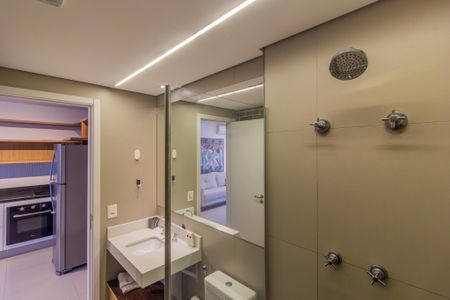 Banheiro de kitnet/studio para alugar com 1 quarto, 40m² em Pinheiros, São Paulo