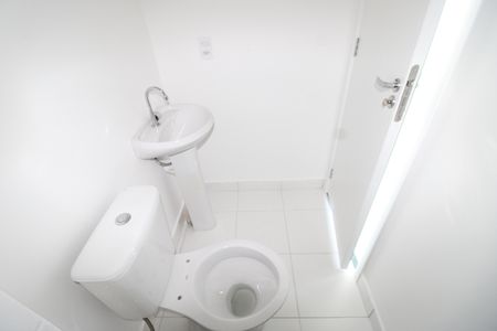 Banheiro de apartamento para alugar com 2 quartos, 34m² em Vila Carmosina, São Paulo