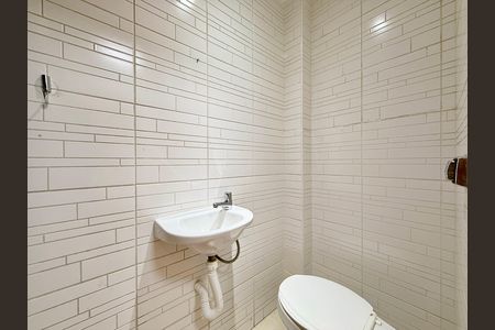 Apartamento para alugar com 97m², 2 quartos e 2 vagas Apartamento para alugar com 97m², 2 quartos e 2 vagasBanheiro de Serviço