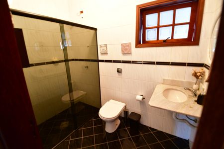 Casa à venda com 342m², 4 quartos e 4 vagasBanheiro Social