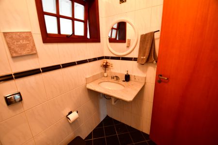 Casa à venda com 342m², 4 quartos e 4 vagasBanheiro Social