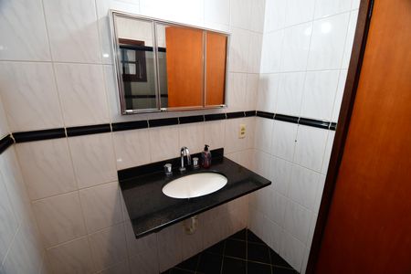 Casa à venda com 342m², 4 quartos e 4 vagasBanheiro Suíte