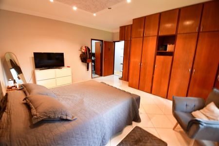 Casa à venda com 342m², 4 quartos e 4 vagasQuarto 4 - Suíte