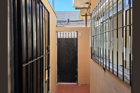 Portão acesso lateral do imovel de casa para alugar com 2 quartos, 155m² em Vila Augusta, Guarulhos