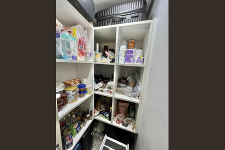 Apartamento à venda com 171m², 4 quartos e 4 vagas Apartamento à venda com 171m², 4 quartos e 4 vagasDespensa