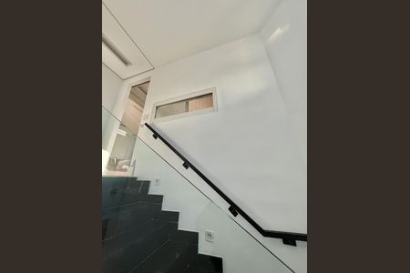 Apartamento à venda com 171m², 4 quartos e 4 vagas Apartamento à venda com 171m², 4 quartos e 4 vagasEscada