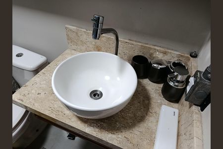 Banheiro de kitnet/studio para alugar com 1 quarto, 37m² em Pinheiros, São Paulo