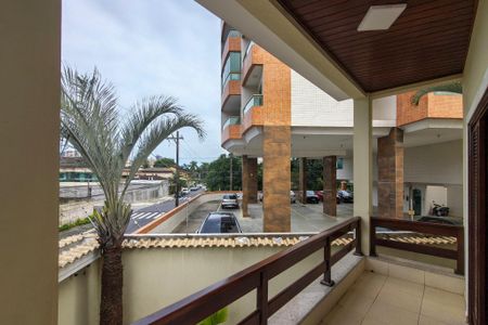 Casa para alugar com 300m², 4 quartos e 3 vagasSacada dos quartos 3 e 4