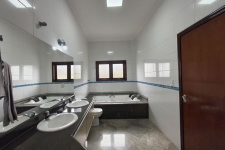 Casa para alugar com 300m², 4 quartos e 3 vagasBanheiro da Suíte 1