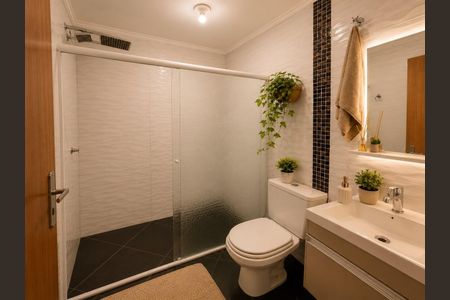 Banheiro com piso de porcelanato, vaso sanitário e lavabo brancos, espelho e planta decorativa. de casa à venda com 2 quartos, 172m² em Jardim Popular, São Paulo