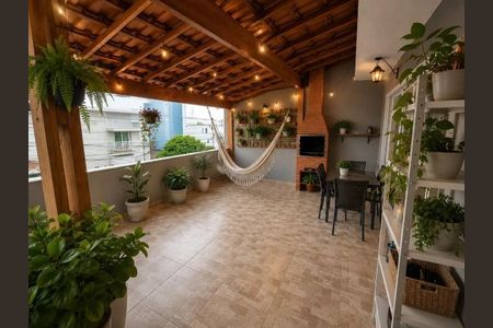 Varanda com vista para a cidade, com uma cadeira de balanço e uma mesa de jantar. de casa à venda com 2 quartos, 172m² em Jardim Popular, São Paulo