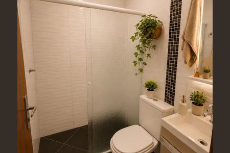 Banheiro com piso de porcelanato, vaso sanitário e lavabo brancos, e uma planta pendurada na parede. de casa à venda com 2 quartos, 172m² em Jardim Popular, São Paulo