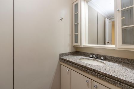 Apartamento para alugar com 245m², 3 quartos e 4 vagasBanheiro da Suíte 2