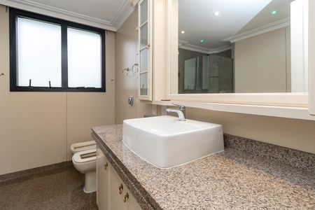 Apartamento para alugar com 245m², 3 quartos e 4 vagasBanheiro da Suíte 1