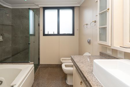 Apartamento para alugar com 245m², 3 quartos e 4 vagasBanheiro da Suíte 1