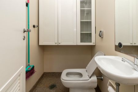Apartamento para alugar com 245m², 3 quartos e 4 vagasBanheiro de Serviço