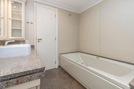 Apartamento para alugar com 245m², 3 quartos e 4 vagasBanheiro da Suíte 1