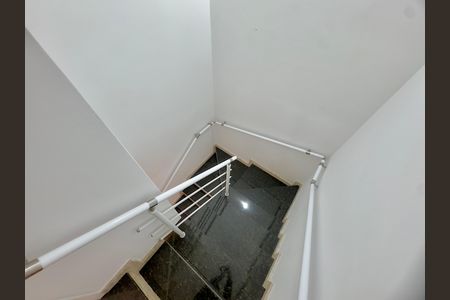 Casa de condomínio à venda com 174m², 3 quartos e 4 vagas Casa de condomínio à venda com 174m², 3 quartos e 4 vagasEscada