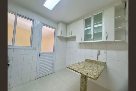 Casa de condomínio à venda com 174m², 3 quartos e 4 vagas Casa de condomínio à venda com 174m², 3 quartos e 4 vagasCozinha