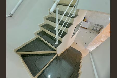 Casa de condomínio à venda com 174m², 3 quartos e 4 vagas Casa de condomínio à venda com 174m², 3 quartos e 4 vagasEscada