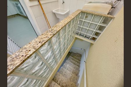Casa de condomínio à venda com 174m², 3 quartos e 4 vagas Casa de condomínio à venda com 174m², 3 quartos e 4 vagasEscada externa