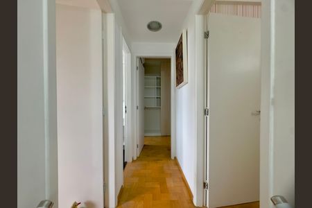 Casa de condomínio à venda com 174m², 3 quartos e 4 vagas Casa de condomínio à venda com 174m², 3 quartos e 4 vagasCorredor interno