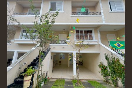 Casa de condomínio à venda com 174m², 3 quartos e 4 vagas Casa de condomínio à venda com 174m², 3 quartos e 4 vagasFachada