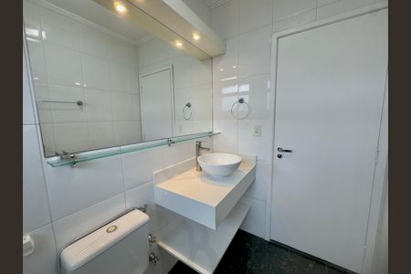 Casa de condomínio à venda com 174m², 3 quartos e 4 vagas Casa de condomínio à venda com 174m², 3 quartos e 4 vagasBanheiro 1