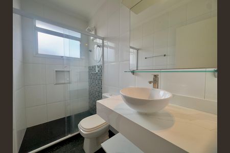 Casa de condomínio à venda com 174m², 3 quartos e 4 vagas Casa de condomínio à venda com 174m², 3 quartos e 4 vagasBanheiro 2
