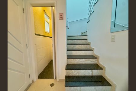 Casa de condomínio à venda com 174m², 3 quartos e 4 vagas Casa de condomínio à venda com 174m², 3 quartos e 4 vagasEscada