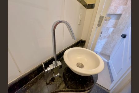 Casa de condomínio à venda com 174m², 3 quartos e 4 vagas Casa de condomínio à venda com 174m², 3 quartos e 4 vagasBanheiro 3